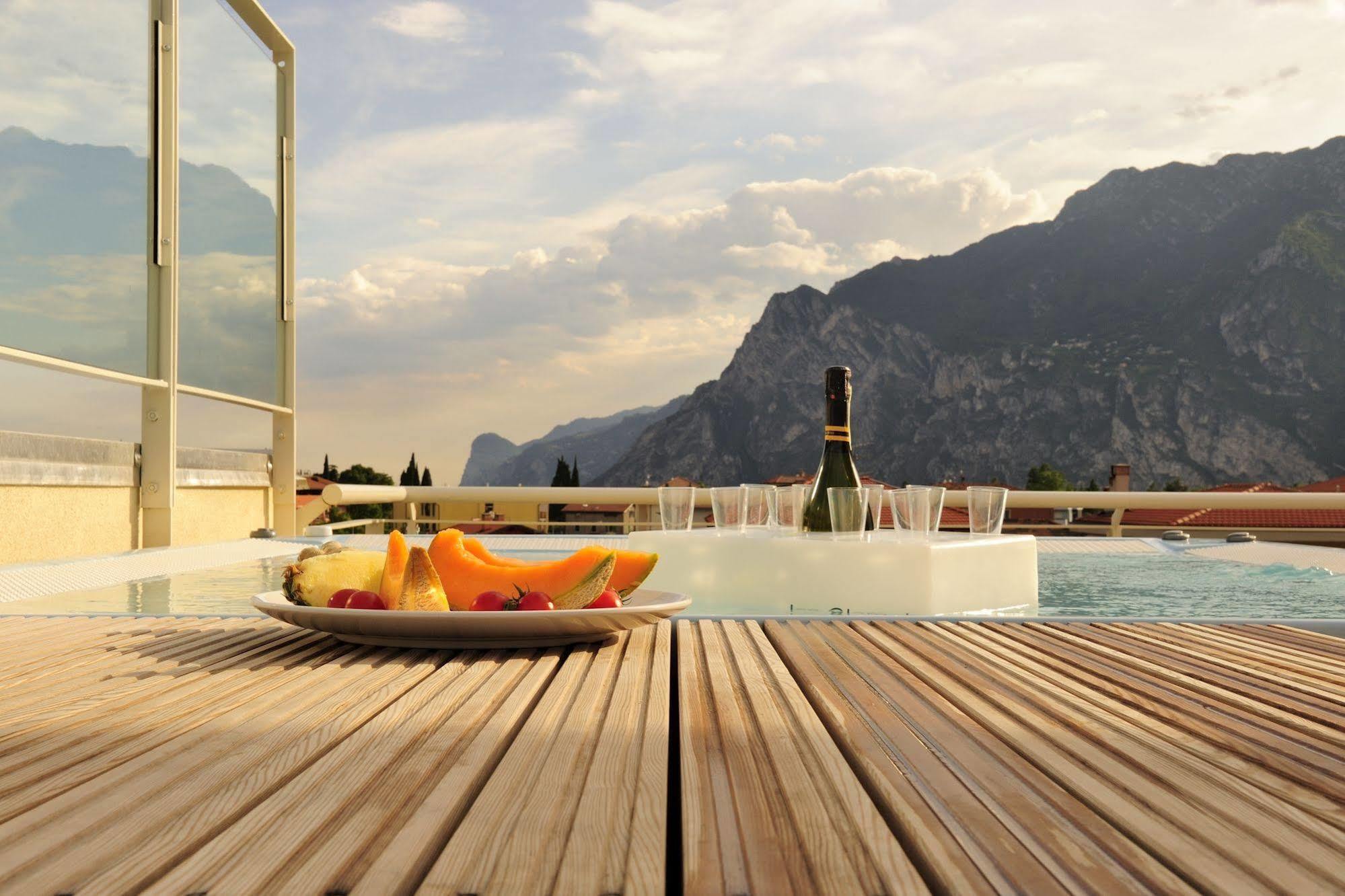 Eco Hotel Bonapace Torbole Sul Garda ภายนอก รูปภาพ